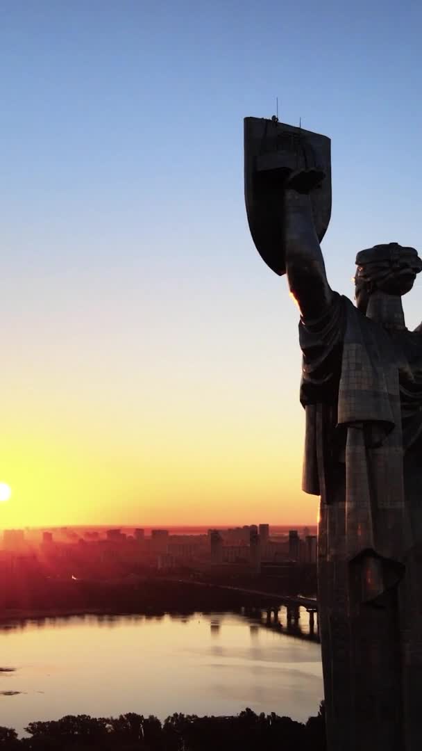 Függőleges videó - Anyaföld emlékmű Kijevben, Ukrajna — Stock videók