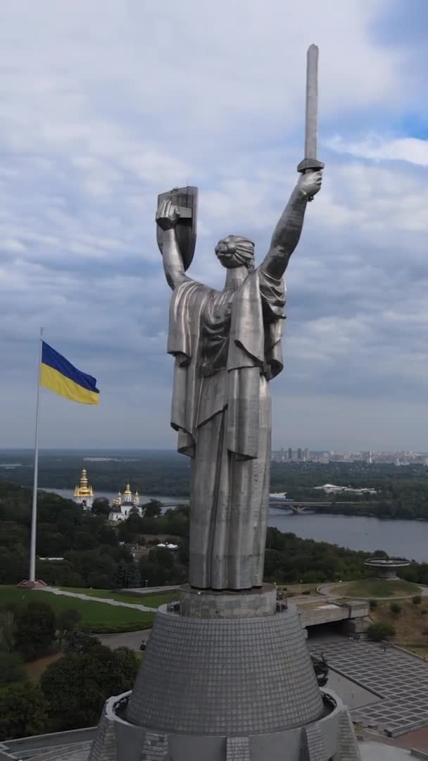 Vertical video - Motherland Monument in Kyiv, Ukraine — стокове відео