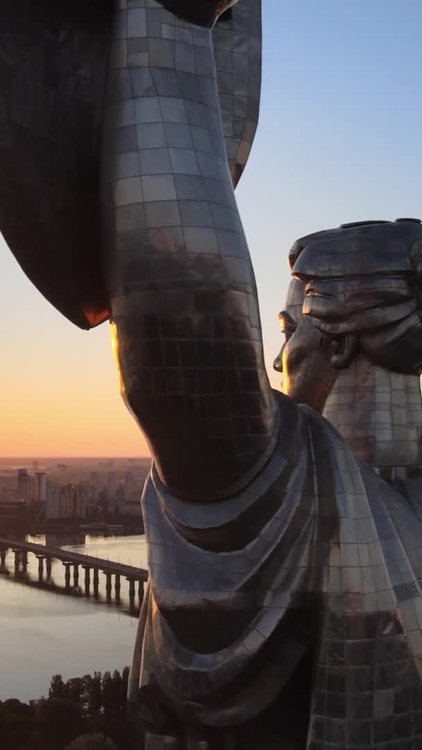 Verticale video - Moederlandmonument in Kiev, Oekraïne — Stockvideo