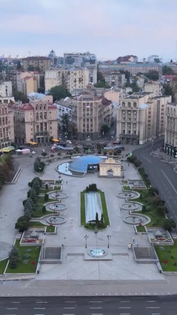 Vertikální video z centra Kyjeva, Ukrajina. Letecký pohled — Stock video