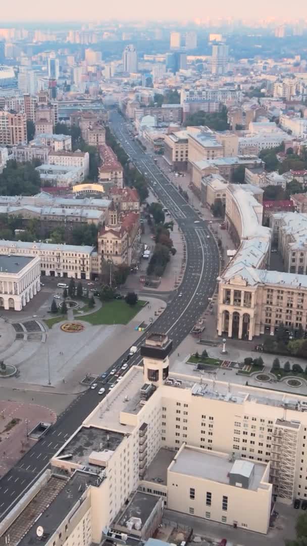 Pionowe wideo centrum Kijowa, Ukraina. Widok z lotu ptaka — Wideo stockowe