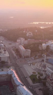 Ukrayna, Kyiv merkezinin dikey videosu. Hava görünümü