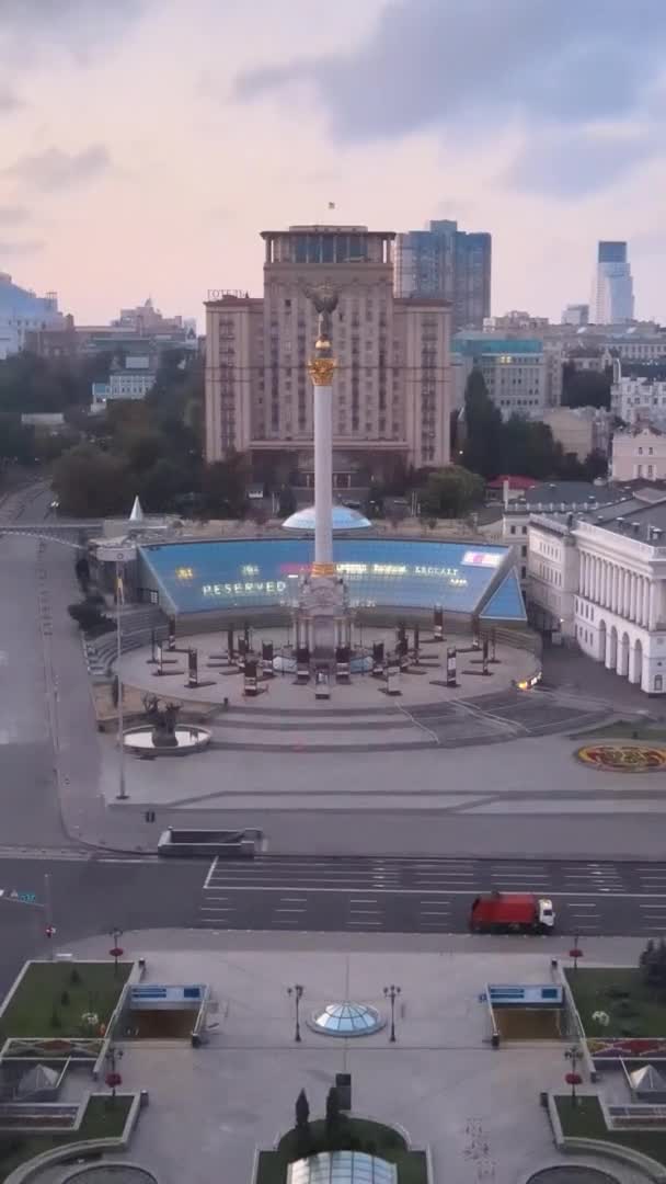 Vertikal video av centrum av Kiev, Ukraina. Flygbild — Stockvideo