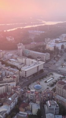 Ukrayna, Kyiv merkezinin dikey videosu. Hava görünümü