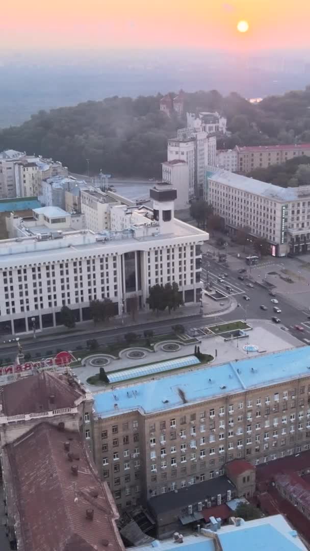 Vertikal video av centrum av Kiev, Ukraina. Flygbild — Stockvideo