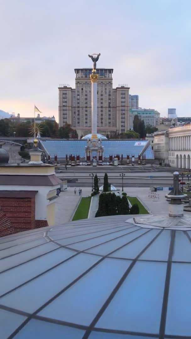 Vertikales Video des Zentrums von Kiew, Ukraine. Luftaufnahme — Stockvideo