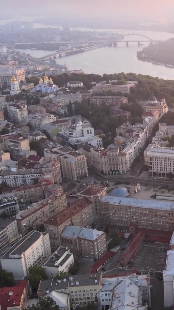 Vídeo vertical del centro de Kiev, Ucrania. Vista aérea — Vídeo de stock
