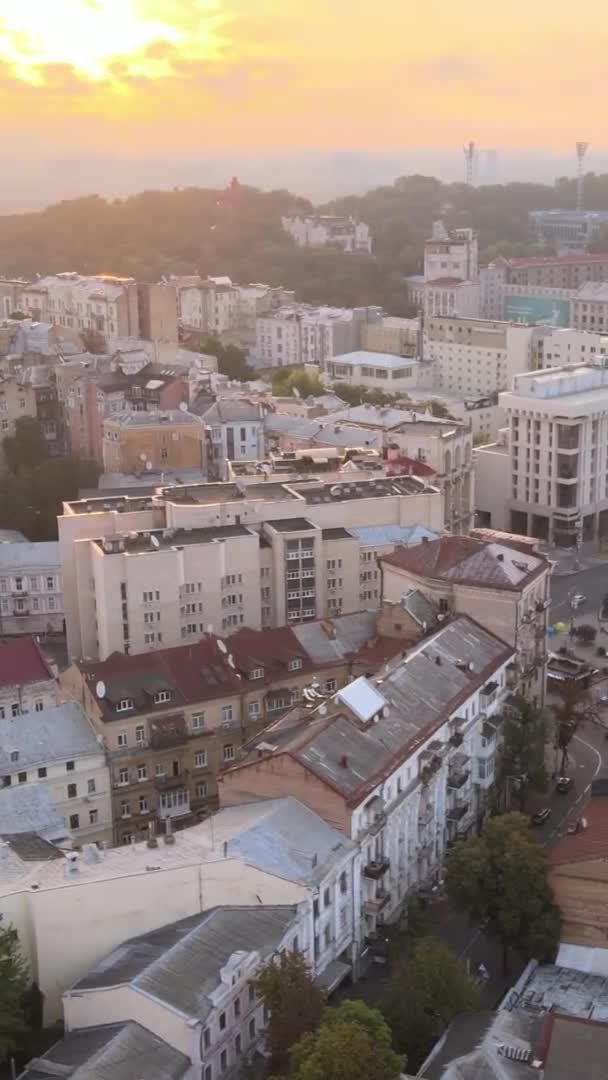 Вертикальне відео центру Києва, Україна. Вид з повітря — стокове відео