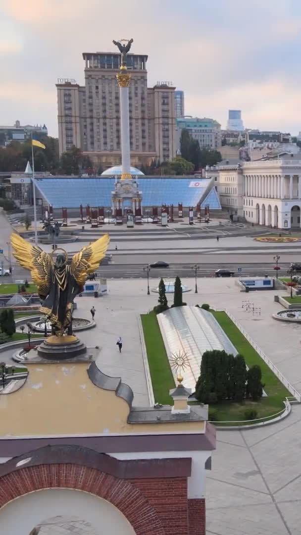 Függőleges videó a központ Kijev, Ukrajna. Légi felvétel — Stock videók