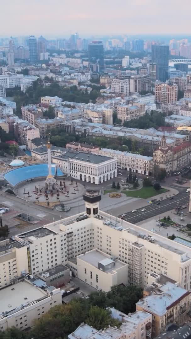 Pionowe wideo centrum Kijowa, Ukraina. Widok z lotu ptaka — Wideo stockowe