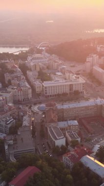 Ukrayna, Kyiv merkezinin dikey videosu. Hava görünümü