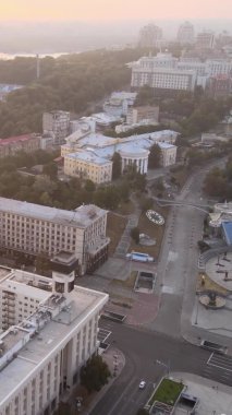 Ukrayna, Kyiv merkezinin dikey videosu. Hava görünümü