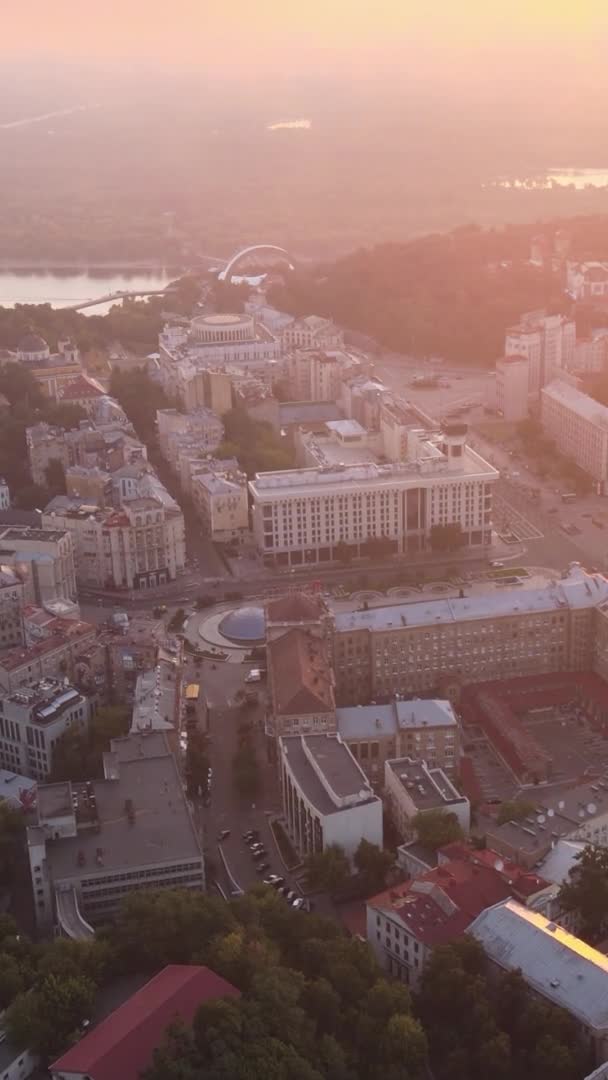 Вертикальне відео центру Києва, Україна. Вид з повітря — стокове відео