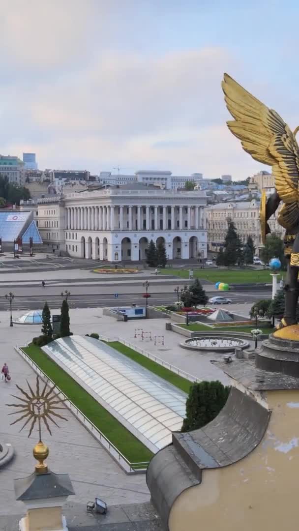 Verticale video van het centrum van Kiev, Oekraïne. Luchtzicht — Stockvideo