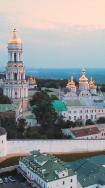 Dikey video Kyiv-Pechersk Lavra sabah gündoğumunda. Ukrayna. Hava görünümü