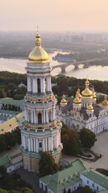 Dikey video Kyiv-Pechersk Lavra sabah gündoğumunda. Ukrayna. Hava görünümü
