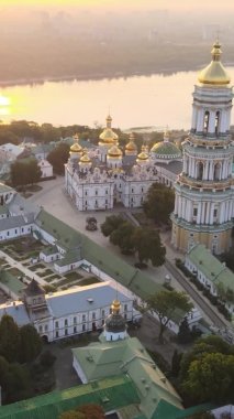 Dikey video Kyiv-Pechersk Lavra sabah gündoğumunda. Ukrayna. Hava görünümü