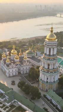 Dikey video Kyiv-Pechersk Lavra sabah gündoğumunda. Ukrayna. Hava görünümü