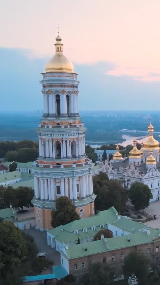 Vídeo vertical Kiev-Pechersk Lavra pela manhã ao nascer do sol. Ucrânia. Vista aérea — Vídeo de Stock
