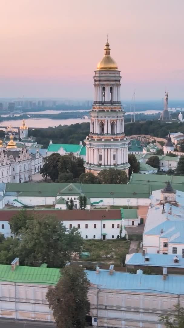 Pionowe wideo Kijów-Pieczersk Lavra rano o wschodzie słońca. Ukraina. Widok z lotu ptaka — Wideo stockowe