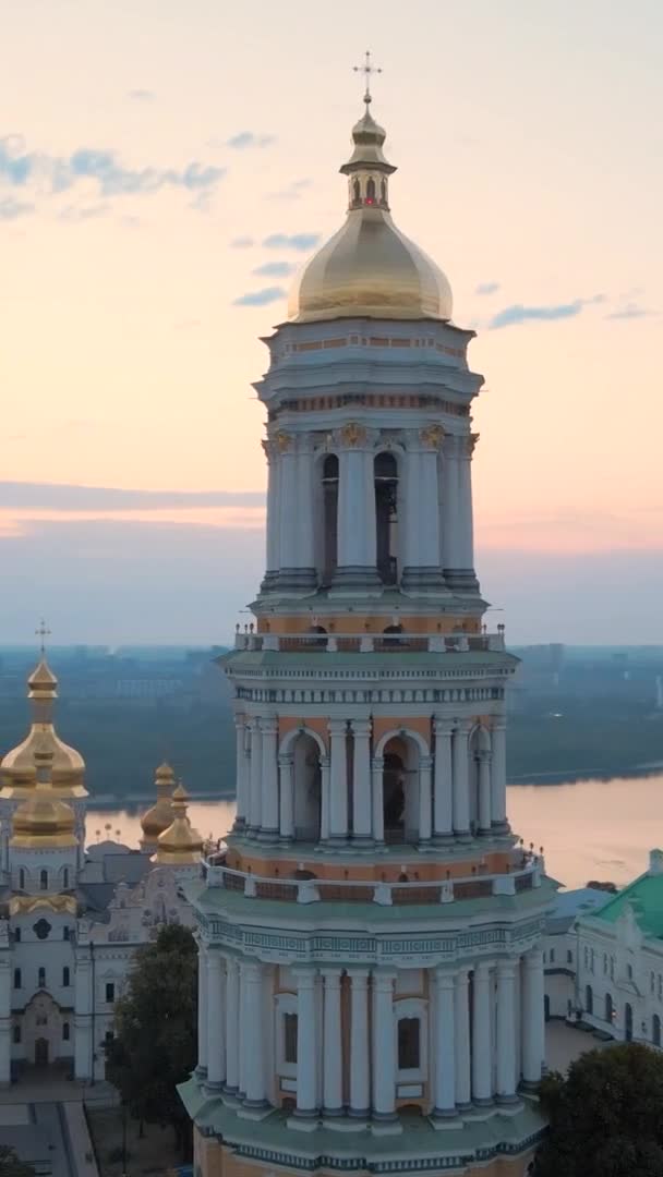 Verticale video Kiev-Pechersk Lavra in de ochtend bij zonsopgang. Oekraïne. Luchtzicht — Stockvideo