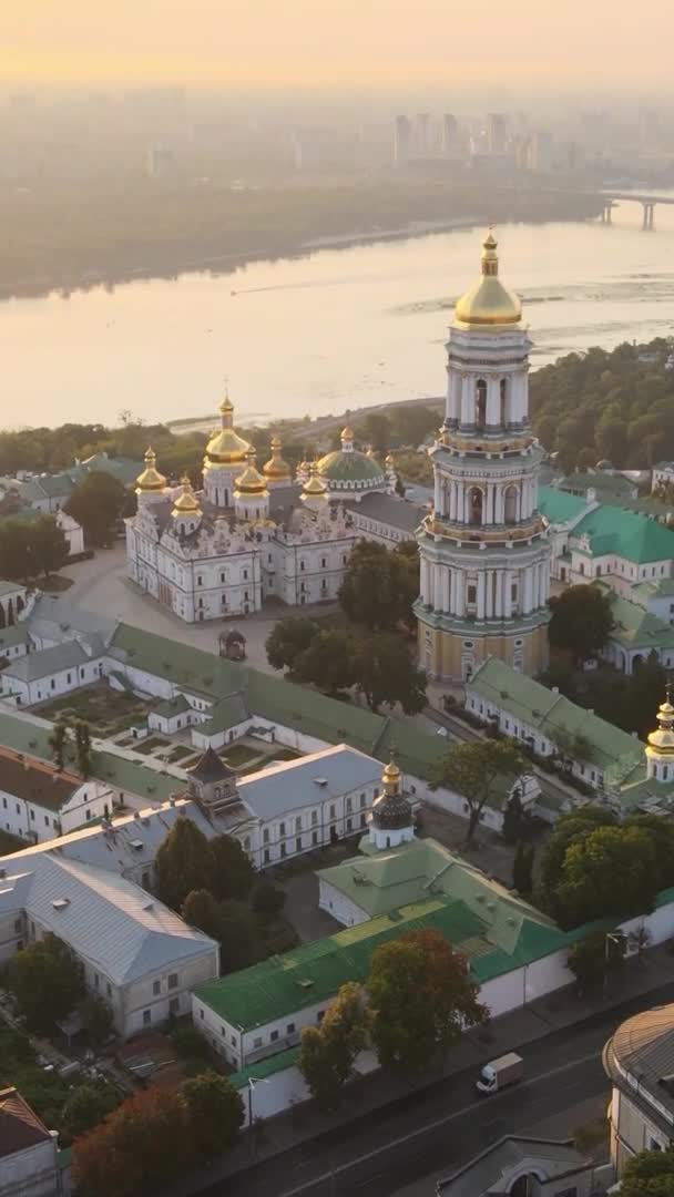 Pionowe wideo Kijów-Pieczersk Lavra rano o wschodzie słońca. Ukraina. Widok z lotu ptaka — Wideo stockowe