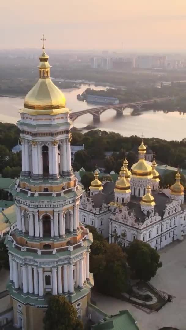 Vertikální video Kyjev-Pechersk Lavra v dopoledních hodinách při východu slunce. Ukrajina. Letecký pohled — Stock video