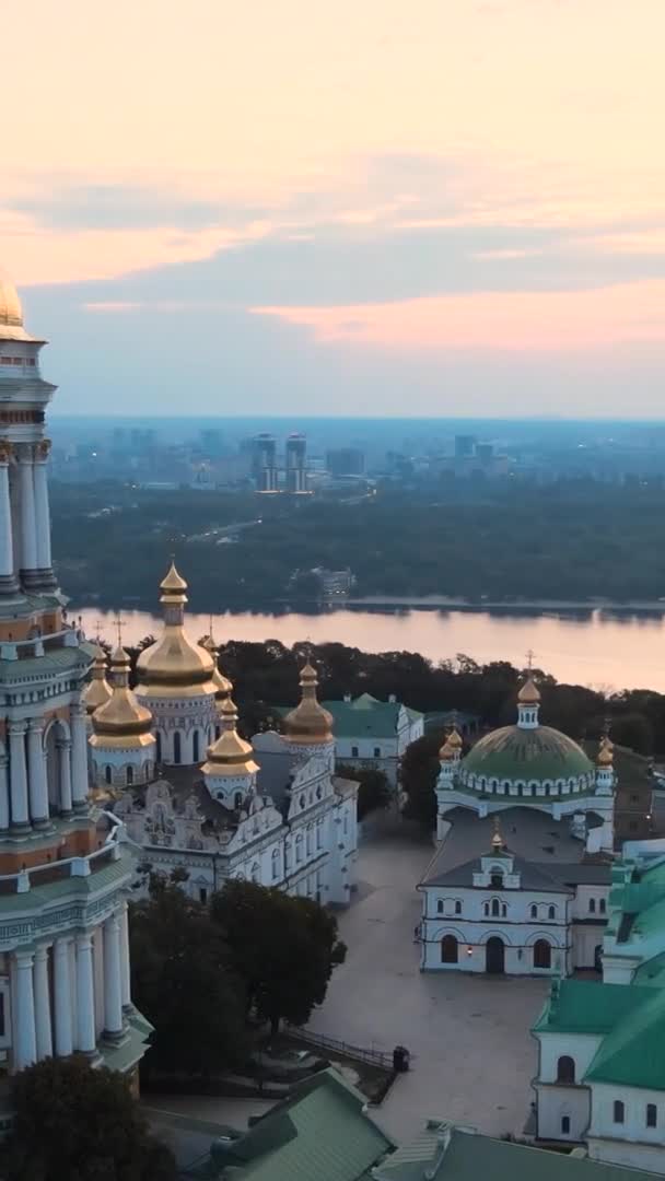 수직 영상 Kyiv-Pechersk Lavra 아침에 일출. 우크라이나. 공중에서 본 광경 — 비디오