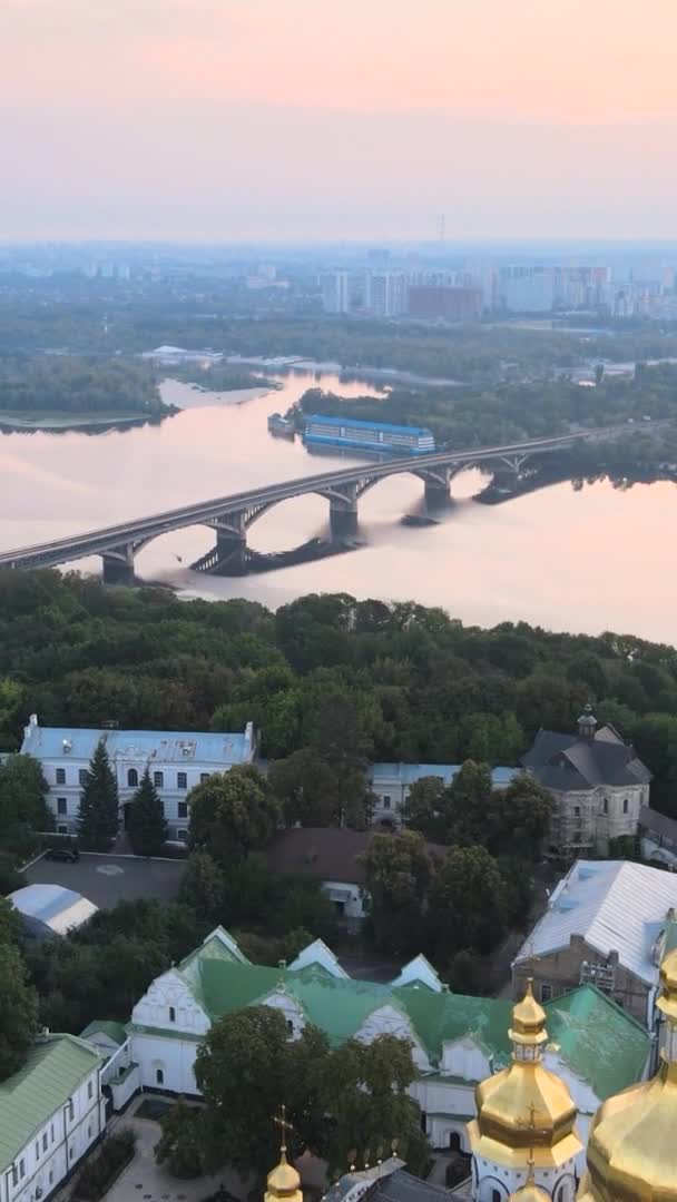 수직 영상 Kyiv-Pechersk Lavra 아침에 일출. 우크라이나. 공중에서 본 광경 — 비디오