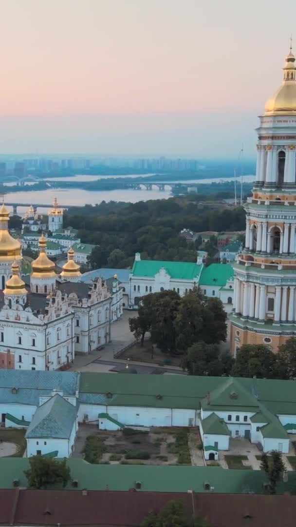 Vertikal video Kiev-Pechersk Lavra på morgonen vid soluppgången. Ukraina. Flygbild — Stockvideo