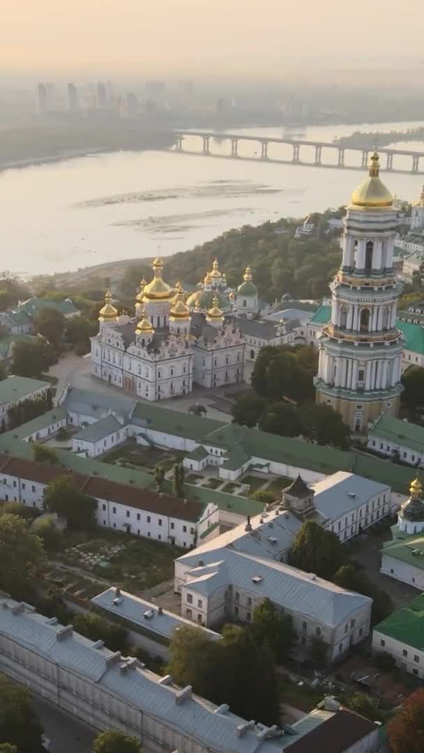 Pionowe wideo Kijów-Pieczersk Lavra rano o wschodzie słońca. Ukraina. Widok z lotu ptaka — Wideo stockowe