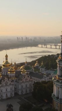 Dikey video Kyiv-Pechersk Lavra sabah gündoğumunda. Ukrayna. Hava görünümü