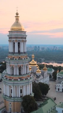 Dikey video Kyiv-Pechersk Lavra sabah gündoğumunda. Ukrayna. Hava görünümü