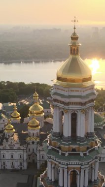 Dikey video Kyiv-Pechersk Lavra sabah gündoğumunda. Ukrayna. Hava görünümü