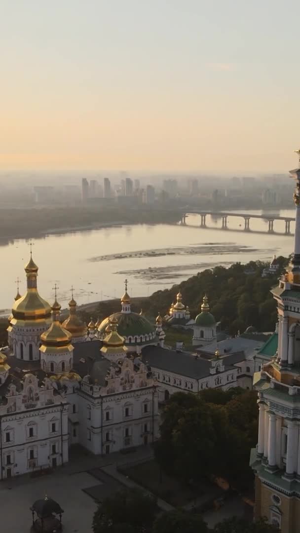 Vertikal video Kiev-Pechersk Lavra på morgonen vid soluppgången. Ukraina. Flygbild — Stockvideo