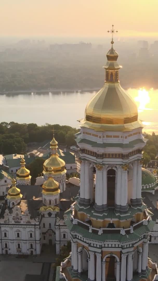 Dikey video Kyiv-Pechersk Lavra sabah gündoğumunda. Ukrayna. Hava görünümü — Stok video