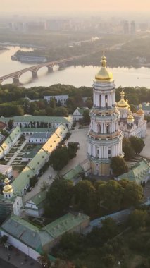 Dikey video Kyiv-Pechersk Lavra sabah gündoğumunda. Ukrayna. Hava görünümü