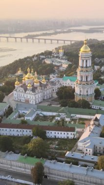 Dikey video Kyiv-Pechersk Lavra sabah gündoğumunda. Ukrayna. Hava görünümü