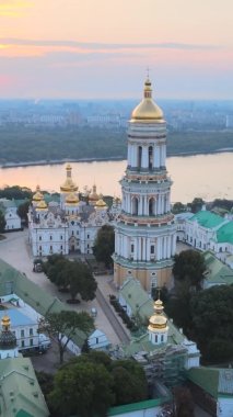 Dikey video Kyiv-Pechersk Lavra sabah gündoğumunda. Ukrayna. Hava görünümü