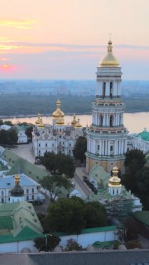 Dikey video Kyiv-Pechersk Lavra sabah gündoğumunda. Ukrayna. Hava görünümü