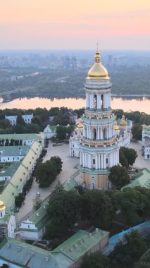 Dikey video Kyiv-Pechersk Lavra sabah gündoğumunda. Ukrayna. Hava görünümü