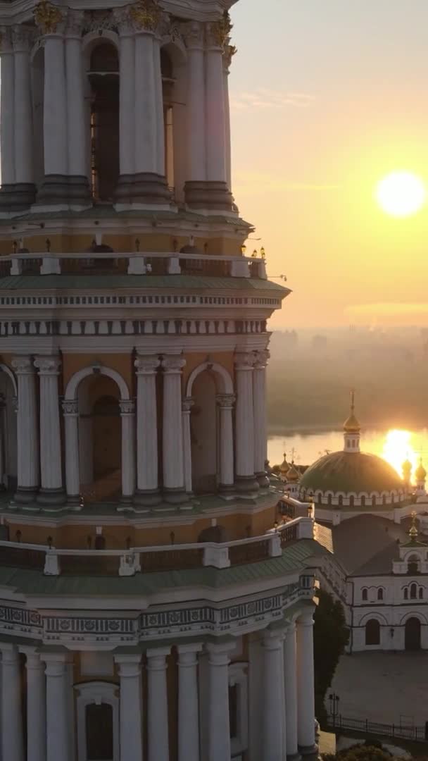 Vídeo vertical Kiev-Pechersk Lavra por la mañana al amanecer. Ucrania. Vista aérea — Vídeo de stock