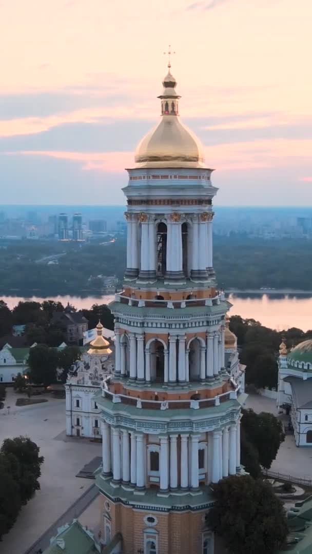 Verticale video Kiev-Pechersk Lavra in de ochtend bij zonsopgang. Oekraïne. Luchtzicht — Stockvideo