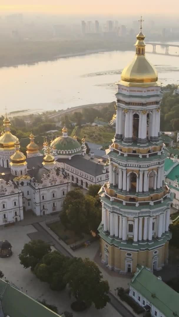 Вертикальне відео Києво-Печерської лаври вранці на світанку. Україна. Вид з повітря — стокове відео