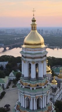 Dikey video Kyiv-Pechersk Lavra sabah gündoğumunda. Ukrayna. Hava görünümü