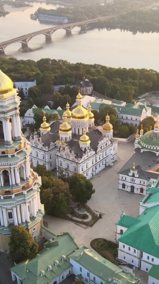 Vertikales Video Kiew-Pechersk Lavra am Morgen bei Sonnenaufgang. Ukraine. Luftaufnahme — Stockvideo