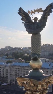 Dikey video - Ukrayna 'nın merkezindeki anıt. Meydan. Hava görünümü