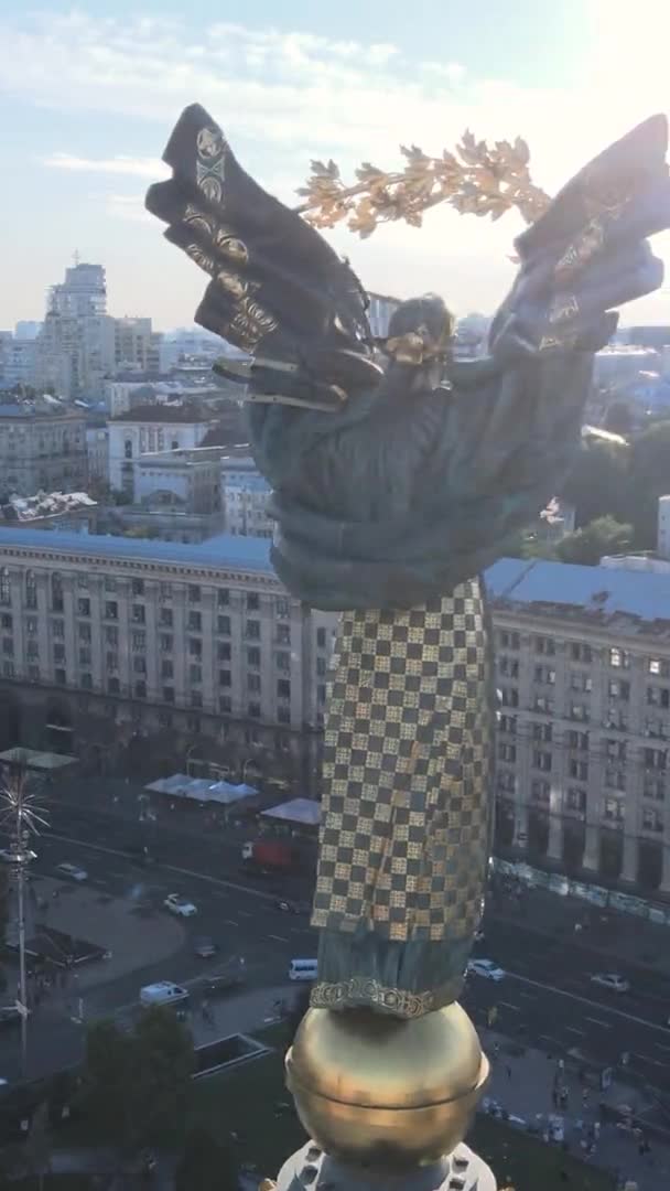 Video verticale Monumento nel centro di Kiev, Ucraina. Maidan. Vista aerea — Video Stock