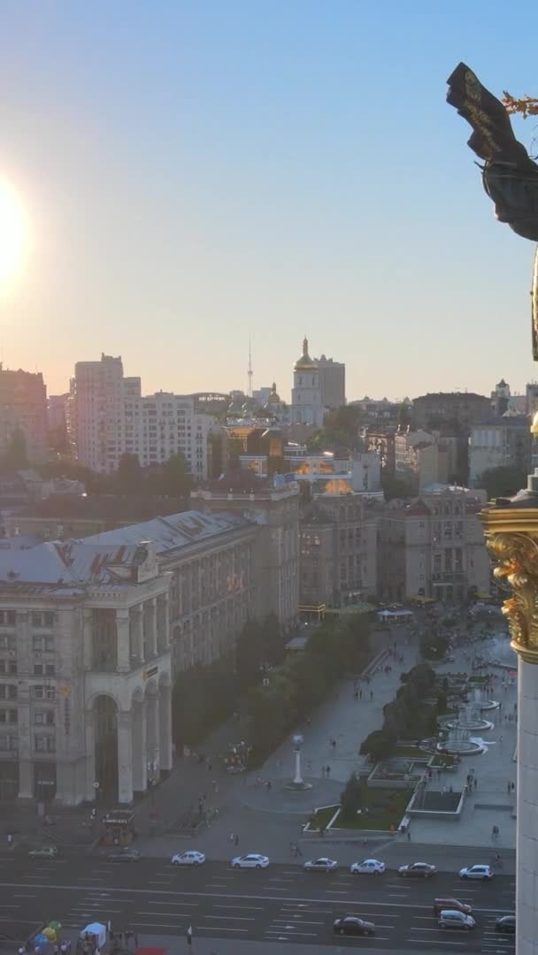 Vertikales Video - Denkmal im Zentrum von Kiew, Ukraine. Maidan. Luftaufnahme — Stockvideo