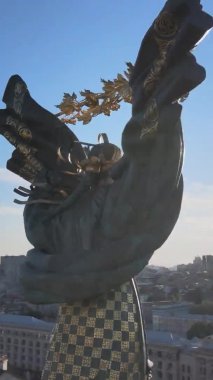 Dikey video - Ukrayna 'nın merkezindeki anıt. Meydan. Hava görünümü